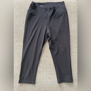Nike Women’s Dry-Fit Cropped Leggings Small